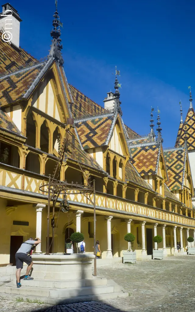 Hospices De Beaune Cour Interieure Puit 3