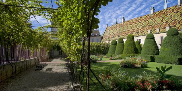 Hospices De Beaune Cour Jardins 1