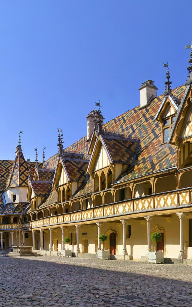 Hospices de Beaune cour sous un ciel bleu d'été