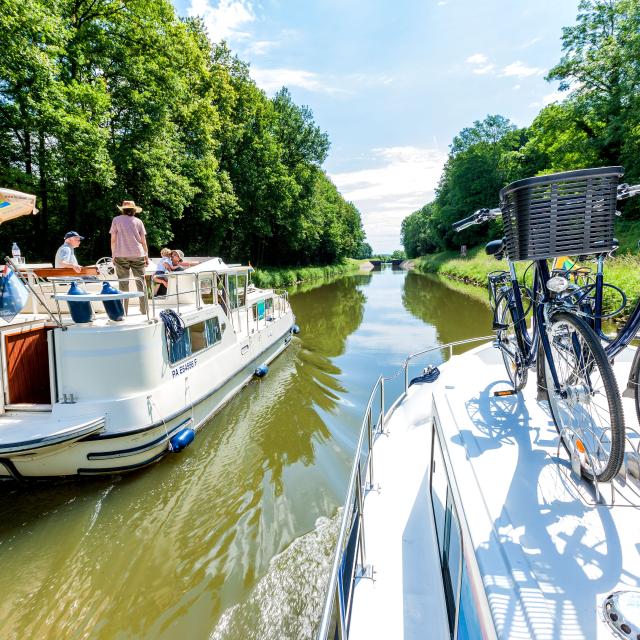 bateau velo canal personnes