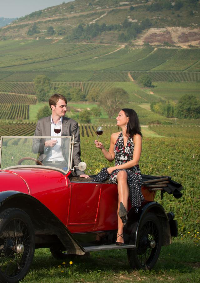 Couple assis sur Bugatti Dégustation dans les vignes Route Des Grands Crus