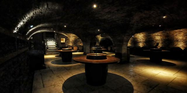Gewölbter Saal für die Weinprobe der Patriarche-Keller in Beaune