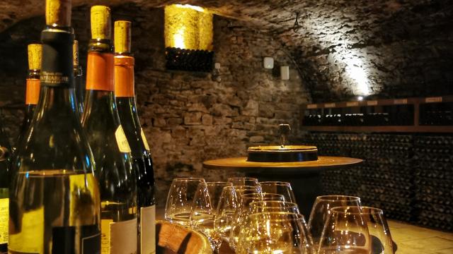 Bouteilles sur tonneau préparées pour une dégustation aux caves Patriarche à Beaune