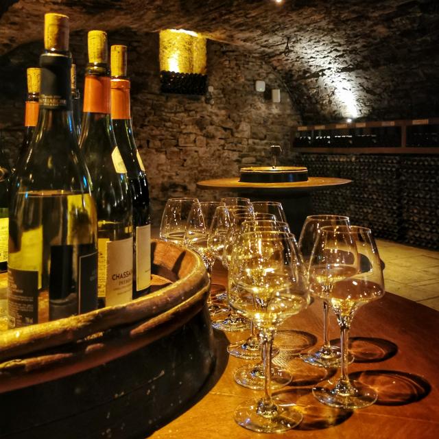 Flaschen auf Fässern, die für eine Verkostung in den Patriarche-Kellern in Beaune vorbereitet wurden