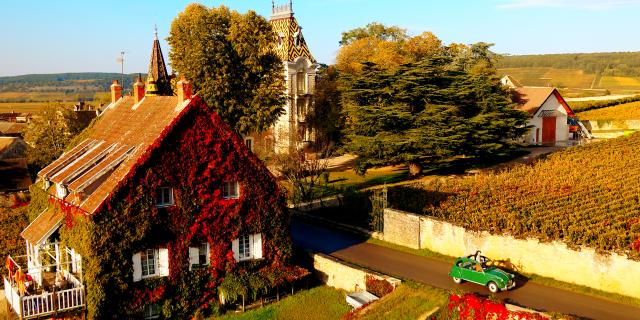 Château d'Aloxe Corton mit 2CV im Herbst