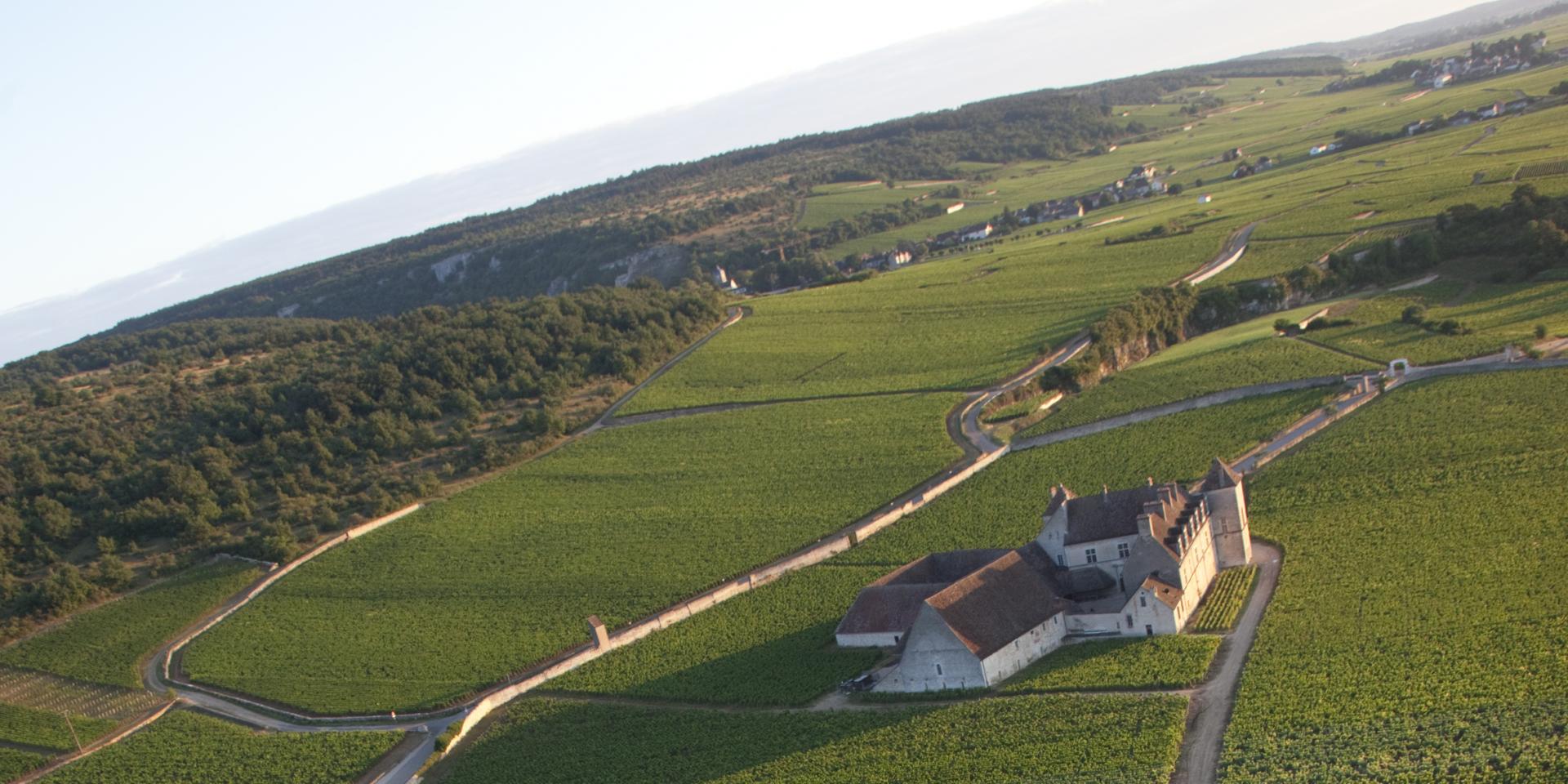 Château du Clos de Vougeot vu du ciel en été