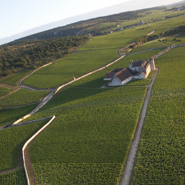 Château du Clos de Vougeot vu du ciel en été