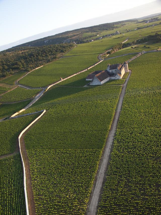 Château du Clos de Vougeot vu du ciel en été