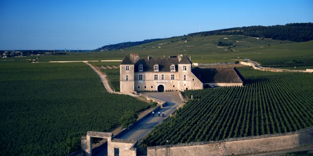 Château du Clos de Vougeot et son porche d'entrée