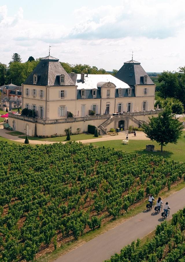 Château de Cîteaux à Meursault à vélos