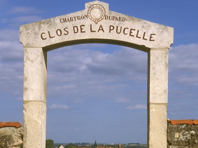 Entrée du clos Puligny-Montrachet 1er cru Clos de La Pucelle Monopole Jean Chartron