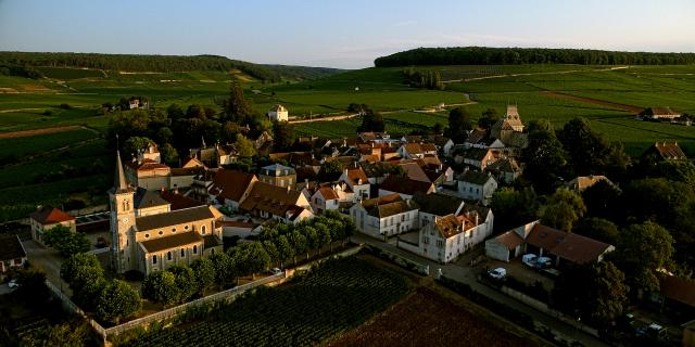 Dorf Aloxe de Corton aus der Luft gesehen