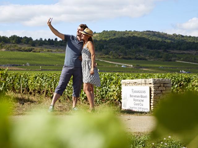 Couple Balade Vignoble Cote De Beaune