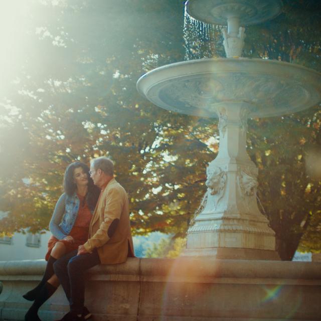 Pareja delante de la fuente de Savigny-lès-Beaune