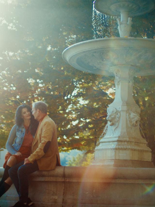 Pareja delante de la fuente de Savigny-lès-Beaune