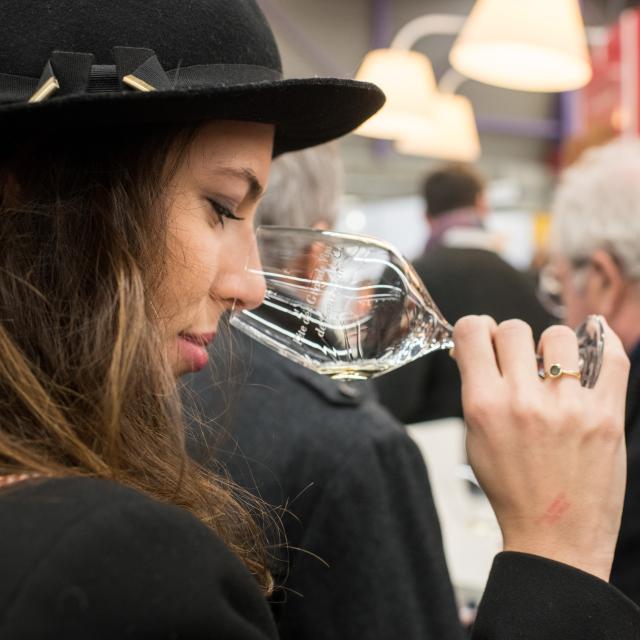 Mujer degustando una copa de vino Fiesta del Vino de Borgoña