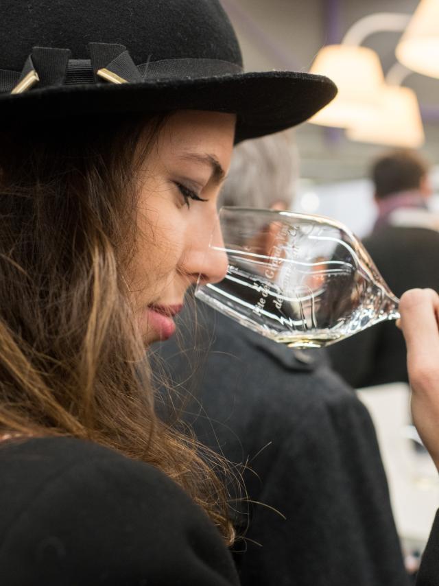 Mujer degustando una copa de vino Fiesta del Vino de Borgoña