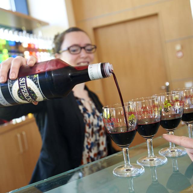 Serviço de Cassissium e degustação de Kir Crème Supercassis Vedrenne