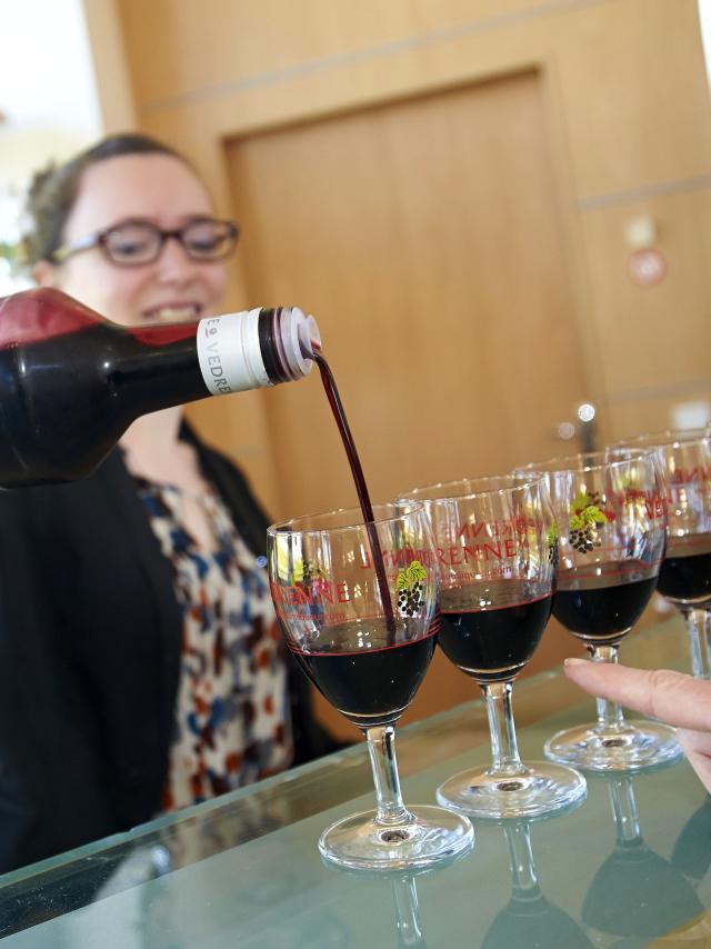 Cassissium Service en proeverij van Kir Crème Supercassis Vedrenne