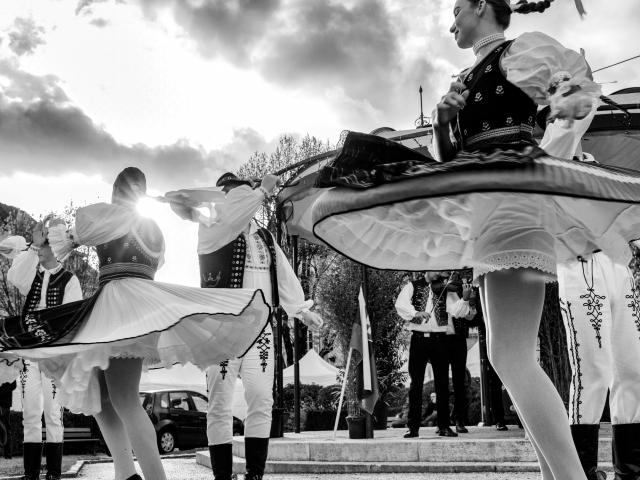 En noir et blanc Folklore Jupes virevoltant Vente Des Vins Bourgogne