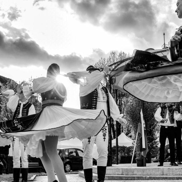 Blanco y negro Folklore Twirling Faldas Vino Borgoña Venta