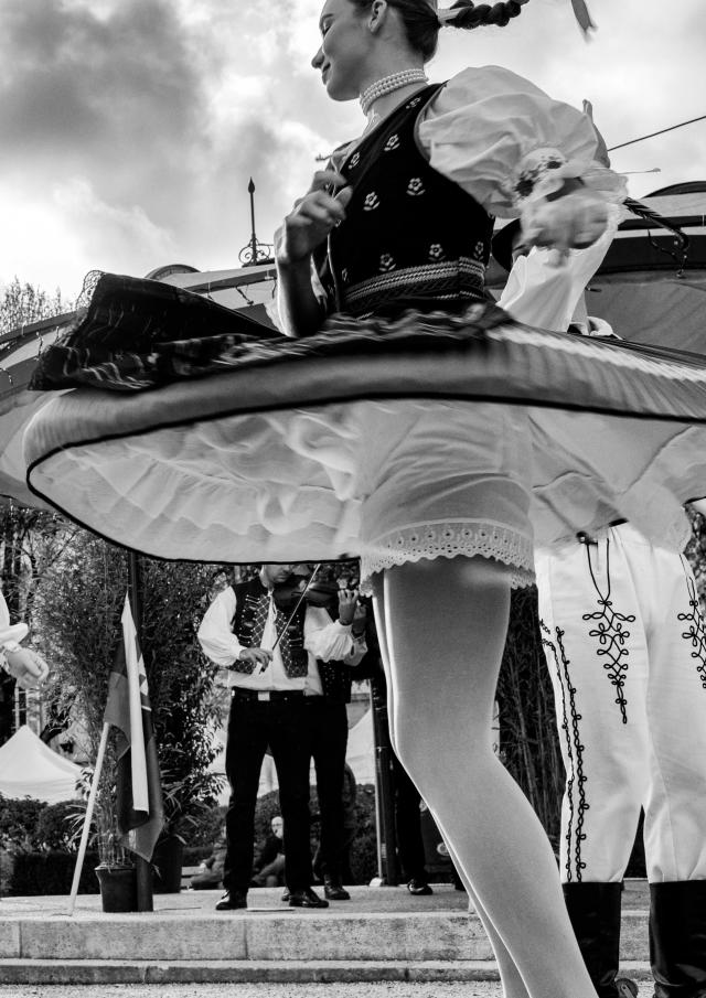 En noir et blanc Folklore Jupes virevoltant Vente Des Vins Bourgogne