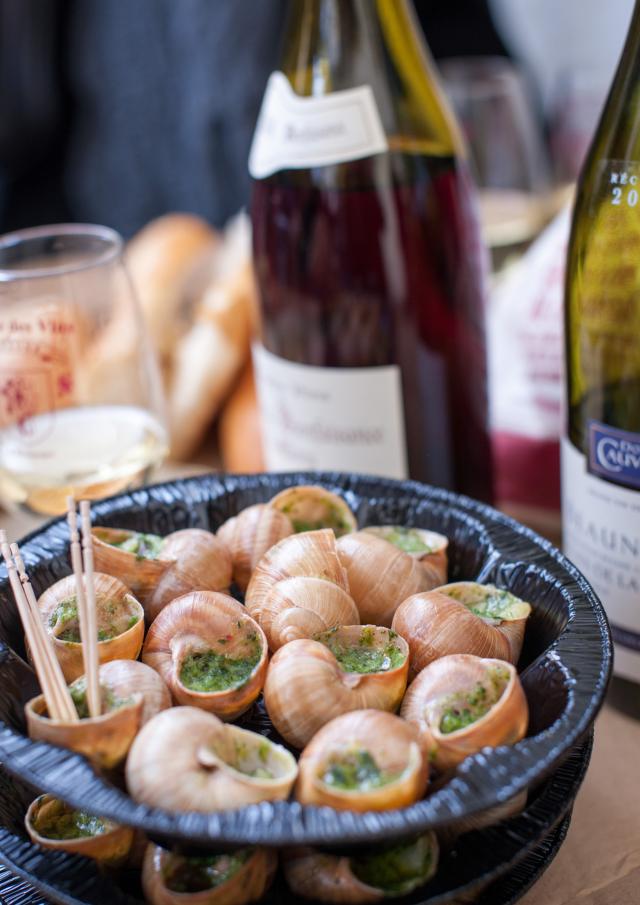 Gastronomie Cassolette Escargots verre de Chardonnay