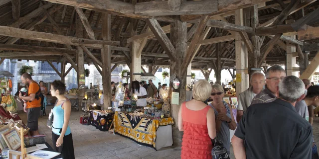 Charpente halles Nolay manifestation sous les Halles