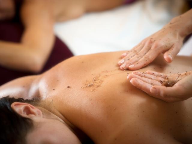 Massage exfoliant dos au Spa La Cueillette à Meursault