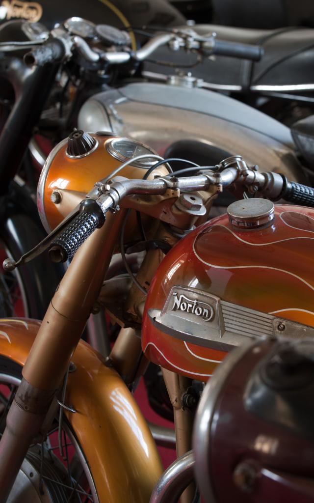 Motorräder im Schloss von Savigny-lès-Beaune