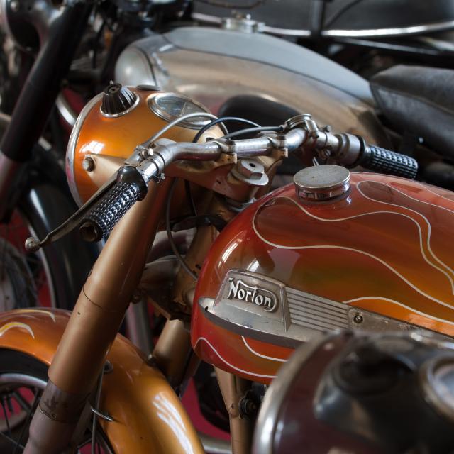 Motorräder im Schloss von Savigny-lès-Beaune