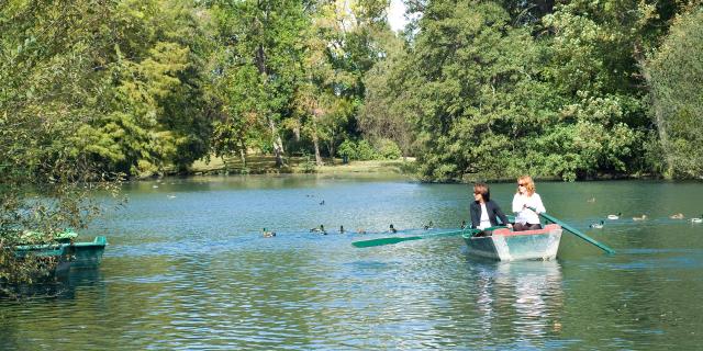 Parc de la Bouzaize Beaune femme et enfant dans barque sur le lac