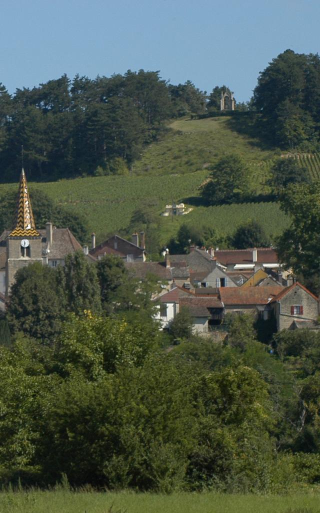 El pueblo de Pernand Vergelesses y su vista panorámica sobre la Côte de Beaune
