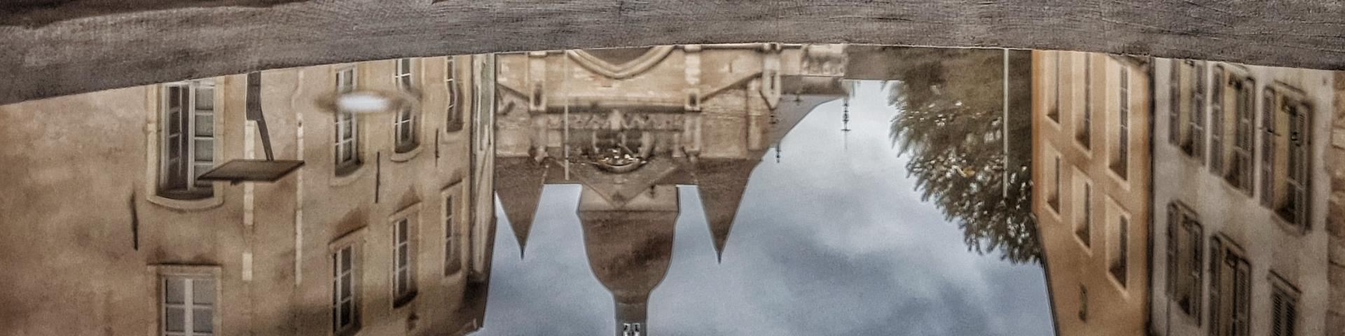 Collégiale un jour de pluie miroir eau fontaine Beaune