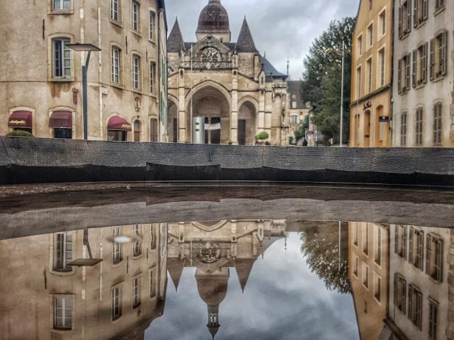 Collégiale un jour de pluie miroir eau fontaine Beaune