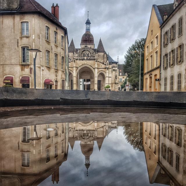 Kollegiatskirche ein Regentag Spiegel Wasser Brunnen Beaune