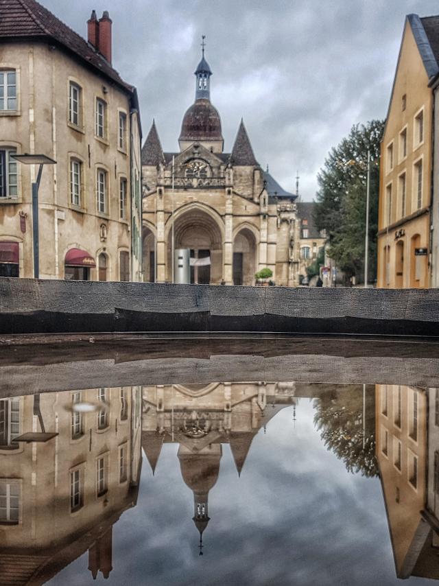 Igreja colegial num dia de chuva espelho de água Beaune