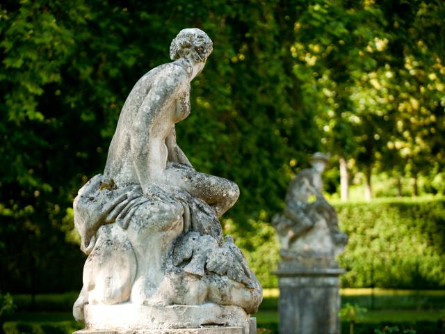 Estátua de uma mulher de costas para Savigny-lès-Beaune