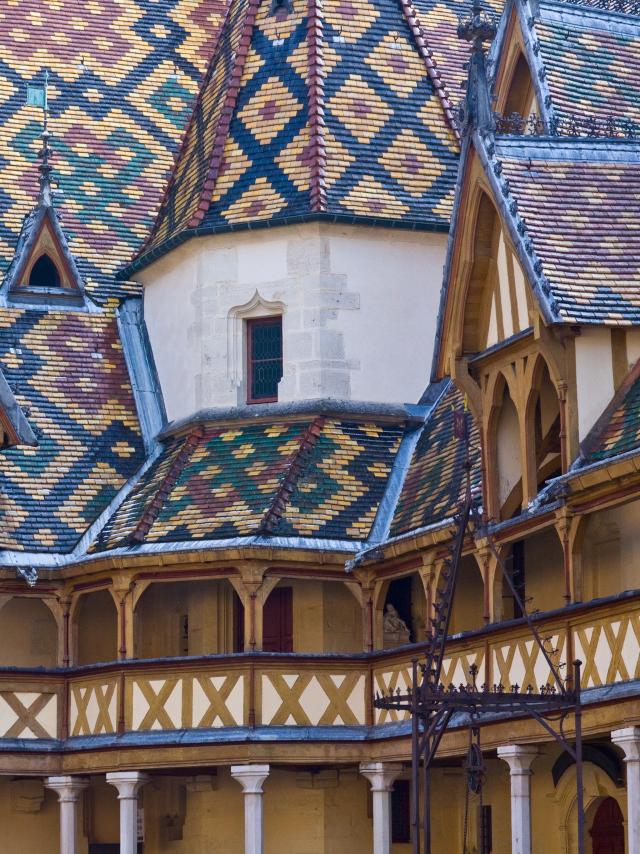 Tour d'angle du toit des Hospices De Beaune tuiles vernissées lucarnes sculptées