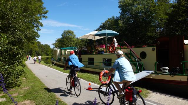 Deux vélos sur la Voie Verte au bord du Canal du Centre et des péniches