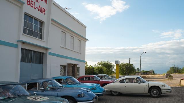 Nationale 6 Voiture ancienne au garage de Bel-Air