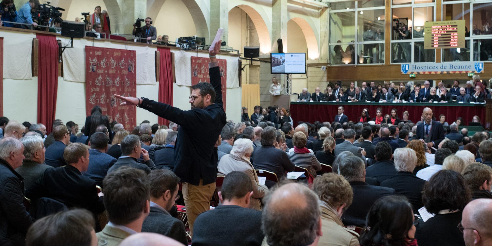 Vente aux enchères sous les halles de Beaune pour la vente des vins