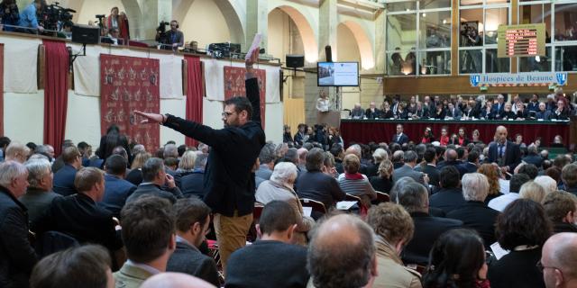 Vente aux enchères sous les halles de Beaune pour la vente des vins