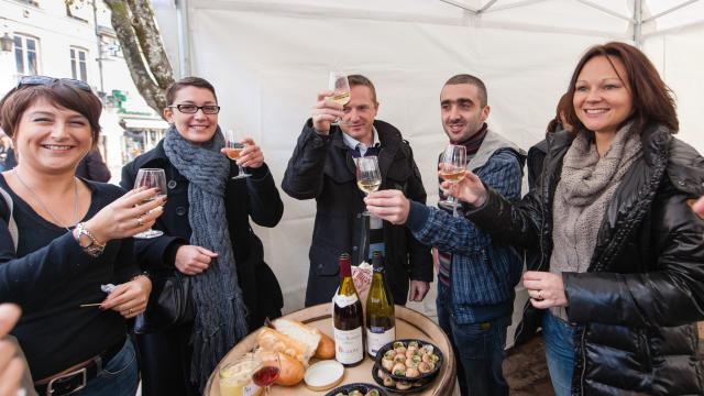 stand de vins devant la place Carnot installé à l'occasion de la vente des vins des Hospices de Beaune en 2023