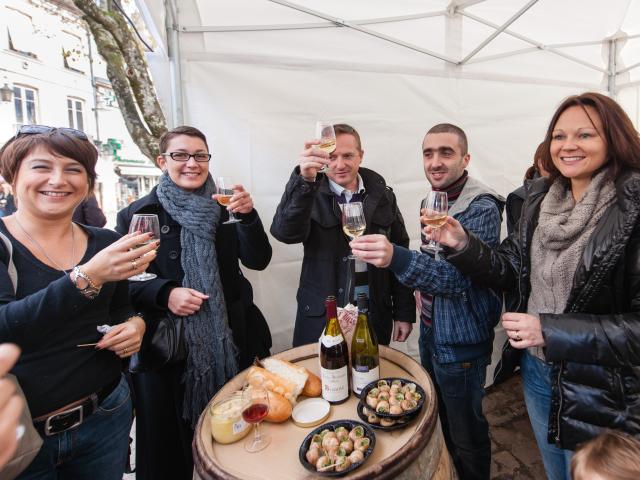 stand de vins devant la place Carnot installé à l'occasion de la vente des vins des Hospices de Beaune en 2023