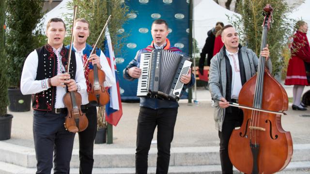 Groupe de musique place Carnot pour la vente des vins
