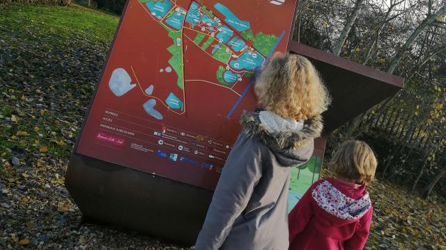 kind-panel-und-teich