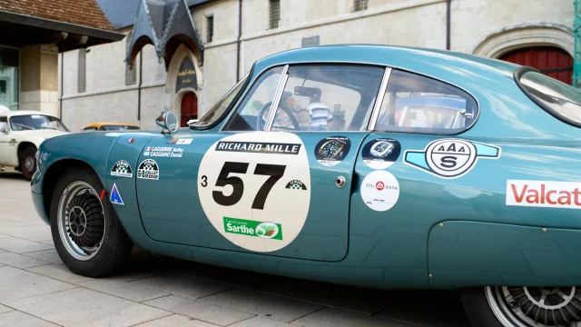 Coche frente al Hotel Dieu