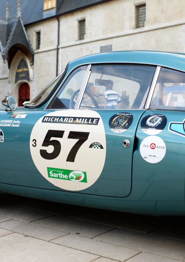 Voiture Devant Hotel Dieu