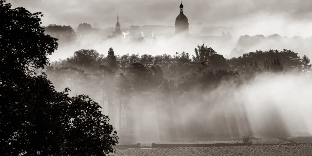 Beaune dans la brume en hiver